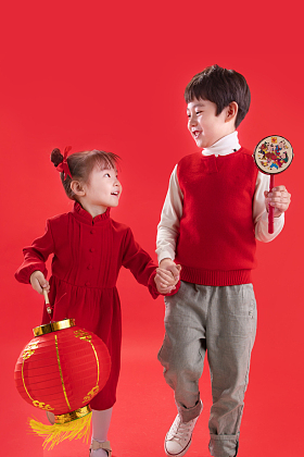 两个小朋友拿着红灯