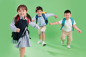 奔跑着的三个小学生