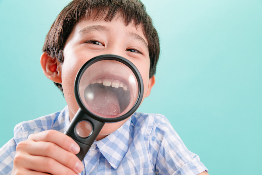 小男孩拿着放大镜照片 小男孩拿着放大镜照片