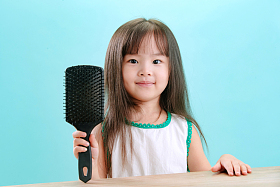可爱的小女孩梳头发