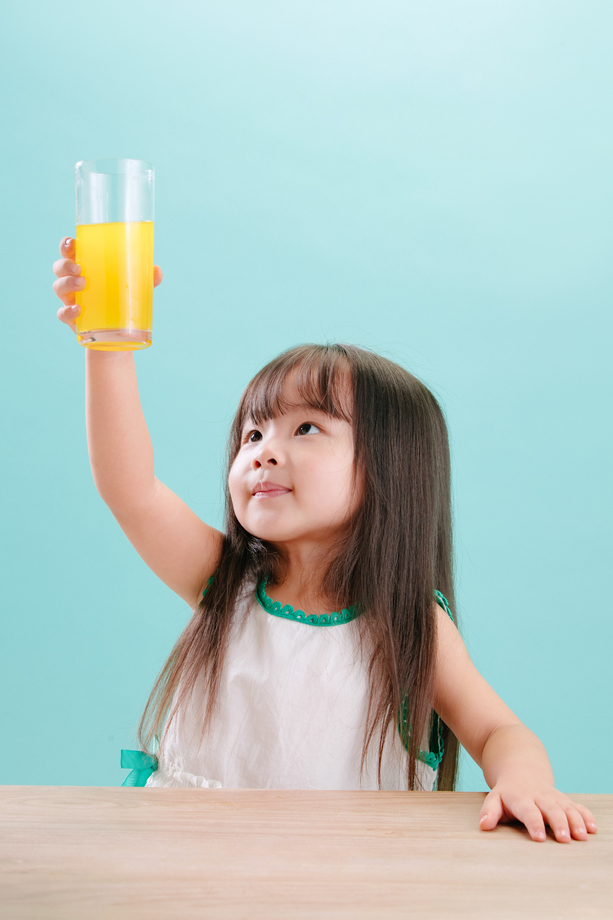 可爱的小女孩喝饮料 可爱的小女孩喝饮料