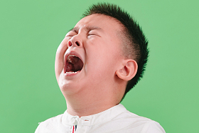 伤心的小男孩哭