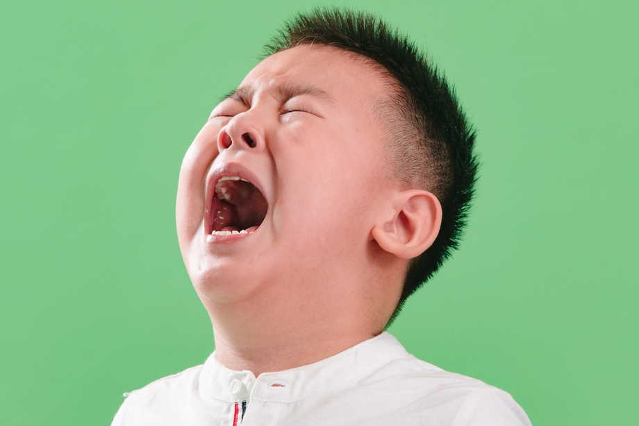 伤心的小男孩哭 伤心的小男孩哭