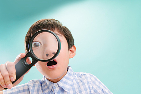 小男孩拿着放大镜