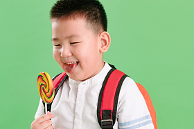 可爱的小男孩拿着棒棒糖图片