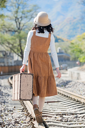 青年女人在铁轨上行走