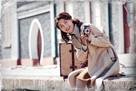 旅行的青年女人拿着照相机