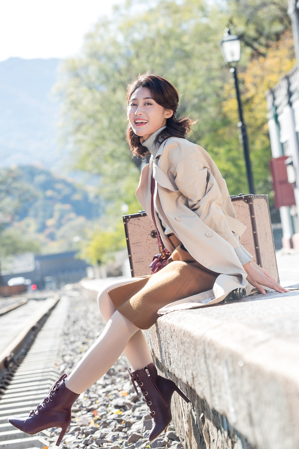 青年女人坐在铁轨旁边