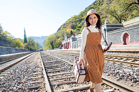 青年女人在铁轨上行走
