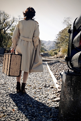 青年女人拿着行李箱旅行照片