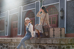 青年闺蜜在火车站站台图片