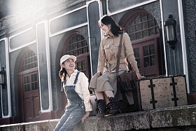 青年闺蜜在火车站站台