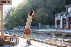 青年女人站在火车站站台上