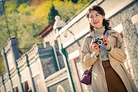 旅行的青年女人拿着照相机