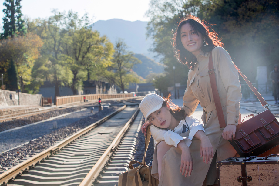 青年闺蜜坐在火车站站台旁图片 青年闺蜜坐在火车站站台旁图片