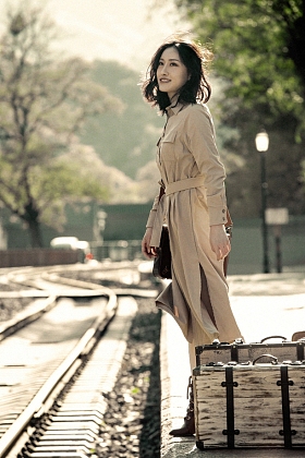 站在铁轨旁边的青年女人