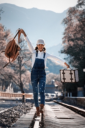 青年女人在铁轨上行走图片
