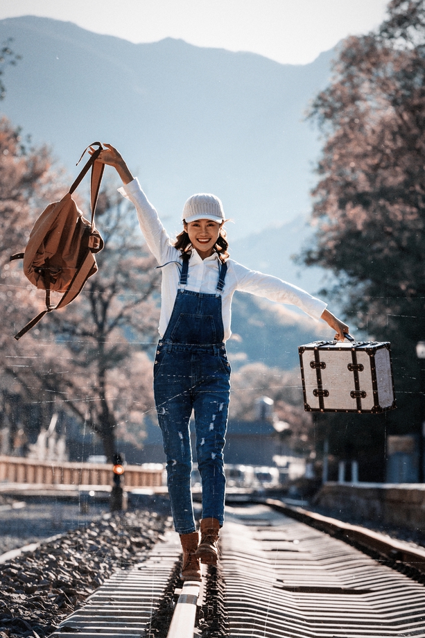 青年女人在铁轨上行走图片 青年女人在铁轨上行走图片