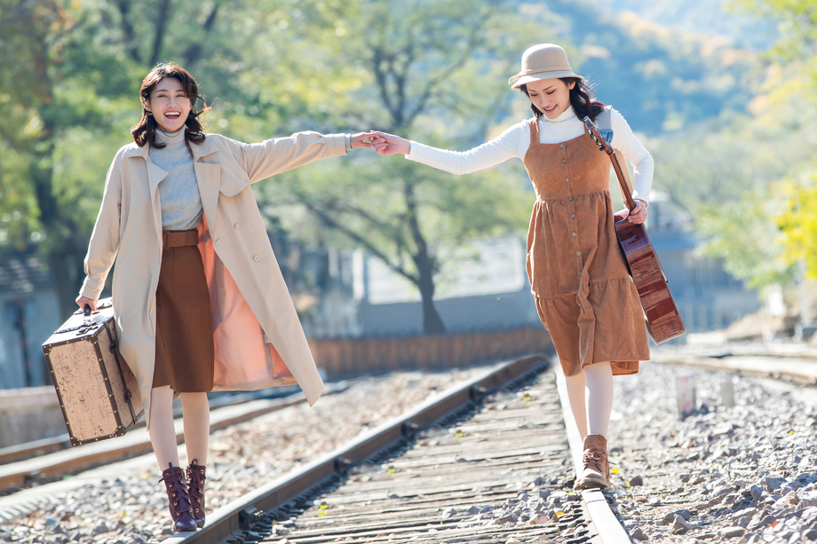 青年闺蜜手牵手走在铁轨上 青年闺蜜手牵手走在铁轨上