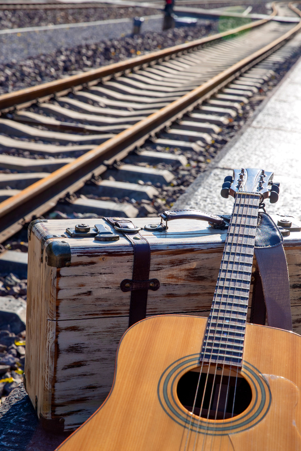 铁轨旁边的吉他和旅行箱 铁轨旁边的吉他和旅行箱