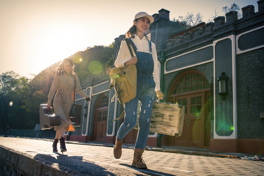 青年闺蜜拿着行李箱旅