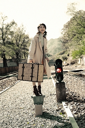 青年女人站在铁轨旁边