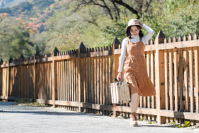 青年女人拿着行李箱旅