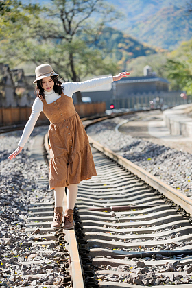 青年女人在铁轨上行走