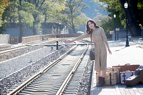 青年女人拿着行李箱旅