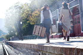 青年闺蜜拿着行李箱旅行图片