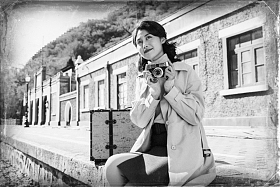 旅行的青年女人拿着照相机图片