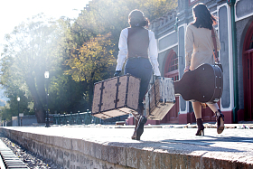 青年闺蜜拿着行李箱旅