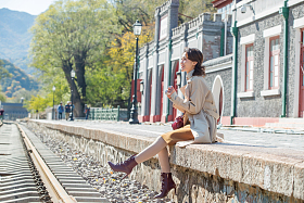 旅行的青年女人拿着照相机图片