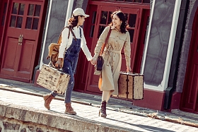 青年闺蜜拿着行李箱旅行图片