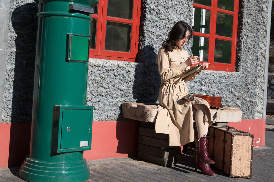 青年女人坐在火车站站台上看书 青年女人坐在火车站站台上看书