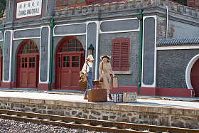 青年闺蜜拿着行李箱旅