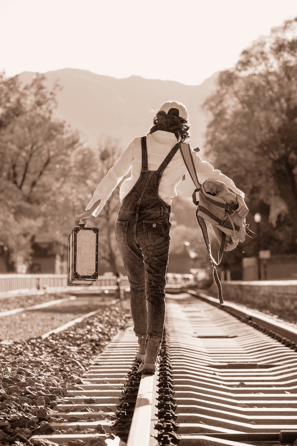 青年女人在铁轨上行走 青年女人在铁轨上行走