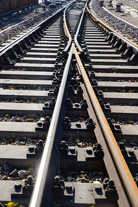 延伸到远方的铁路轨道