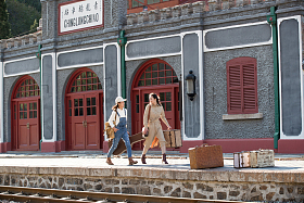 青年闺蜜拿着行李箱旅