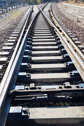 延伸到远方的铁路轨道照片