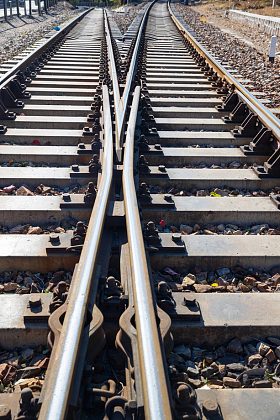 延伸到远方的铁路轨道