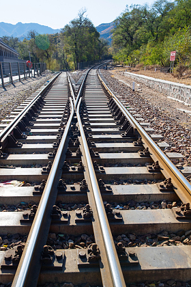 延伸到远方的铁路轨道图片