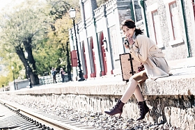 旅行的青年女人拿着照相机