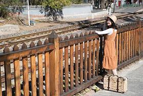 青年女人拿着行李箱旅行图片