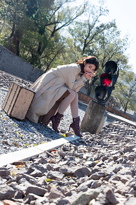 青年女人坐在铁轨旁边