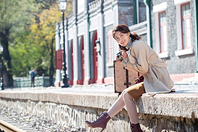 旅行的青年女人拿着照相机照片