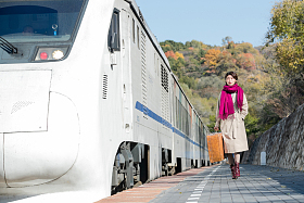 青年女人拿着行李箱旅