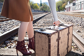 青年女人拿着行李箱旅