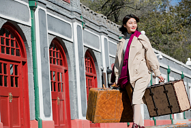 青年女人拿着行李箱旅行照片