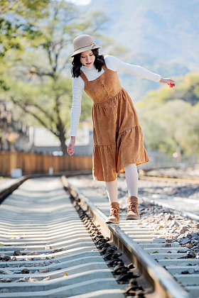 青年女人在铁轨上行走图片